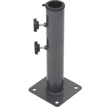 Stojan na slunečník s čtvercovou základnou a šrouby pro upevnění slunečníku.