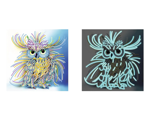 Dvě zobrazení sovy osázené kamínky, jedno s normálním osvětlením a jedno svítící ve tmě.