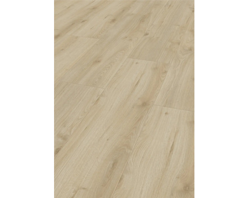 Položená laminátová podlaha s dřevěným vzhledem