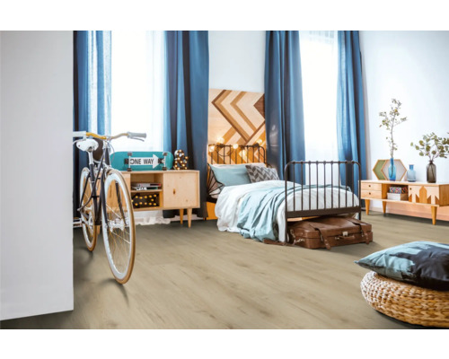 Moderní ložnice s laminátovou podlahou, postelí, komodami a dekorativními prvky