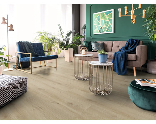 Světlý obývací pokoj s laminátovou podlahou, pohovkou a křeslem