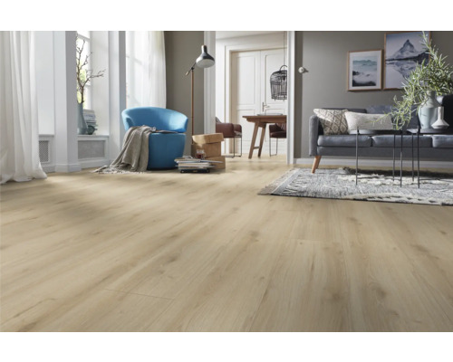 Světlý obývací pokoj s laminátovou podlahou se vzhledem dřeva, pohovkou a křeslem