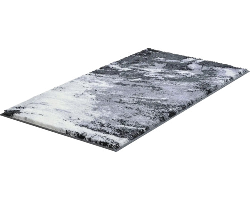 Koberec s abstraktním vzorem v odstínech šedé a bílé