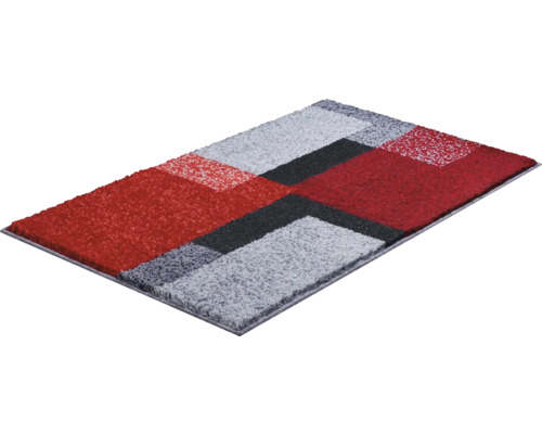 Rohožka se geometrickým vzorem v šedé, černé a červené barvě