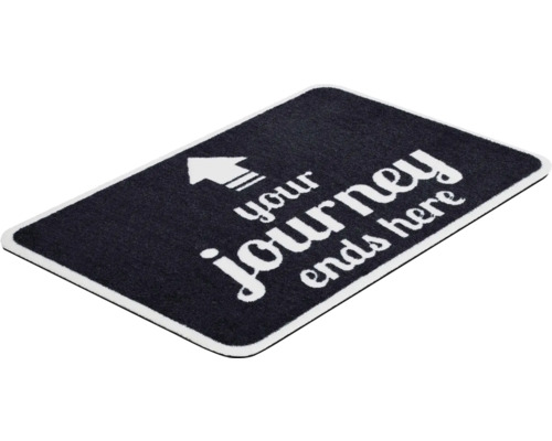 Rohožka se šipkou a textem ''your journey ends here''.
