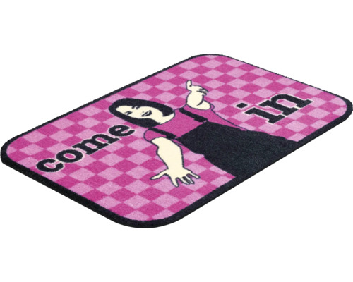 Rohožka se šachovnicovým vzorem, žena a nápis ''Come in''.