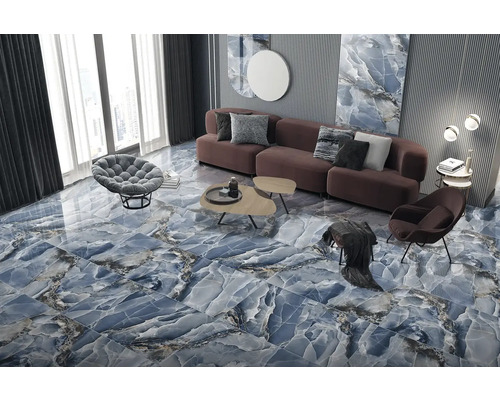 Obývací pokoj s podlahovými dlaždicemi se vzhledem mramoru, pohovkou a křeslem