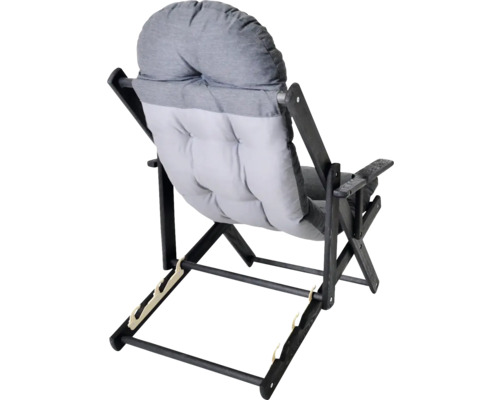 Zahradní křeslo z dřeva s šedým čalouněním, pohled zezadu