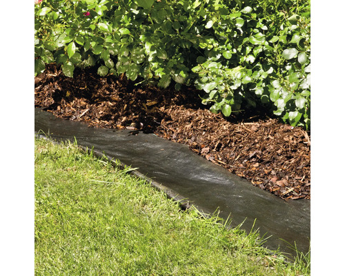 Zahradní scéna s mulčem, rostlinami a protiplevelovou textilií