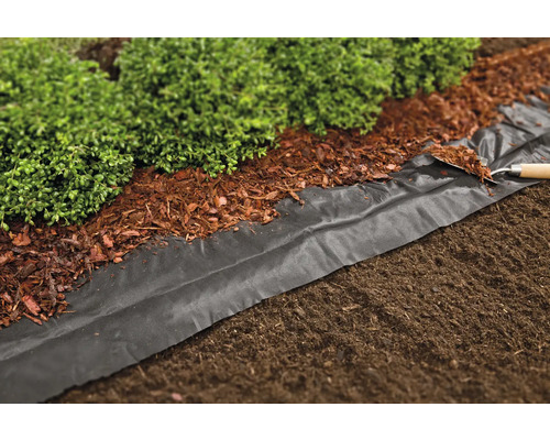Zahradní scéna s mulčovací textilií, mulčovací kůrou a rostlinami
