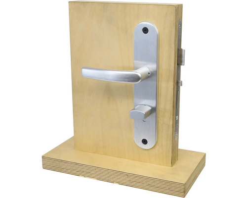 Sada kování dveří namontovaná na dřevěné desce