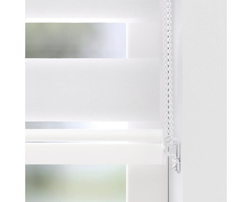 Detailní pohled na dvojitou roletu s ovládáním řetízkem