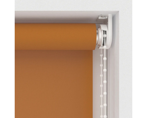 Oranžová roleta s řetízkem u okna