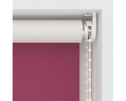 Roleta s řetízkovým ovládáním na okně