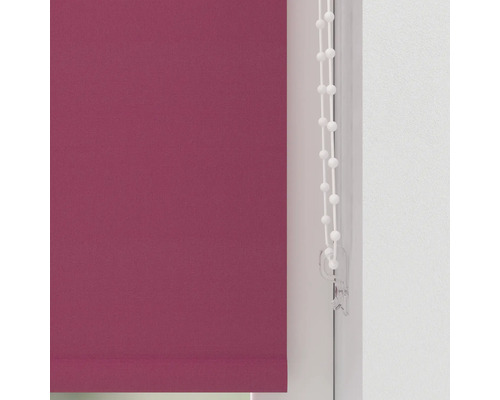 Tmavě červené rolety do oken s ovládacím řetízkem