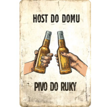 Dekorativní cedule s nápisem Host do Domu Pivo do Ruky a vyobrazením dvou lahví piva, které si připíjejí