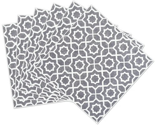 Několik šedých ubrousků s geometrickým vzorem