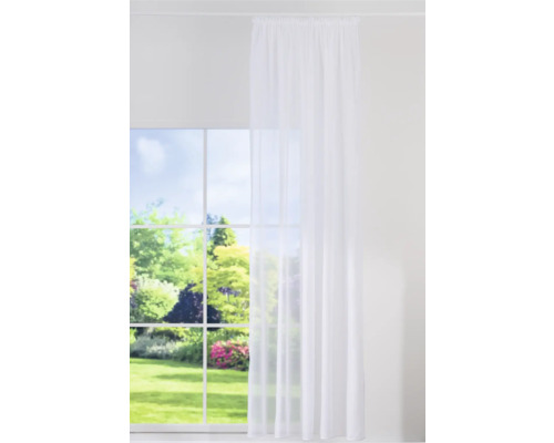 Bílý, průhledný záclonový závěs před oknem