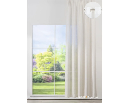 Okno s průhledným závěsem pro dekoraci