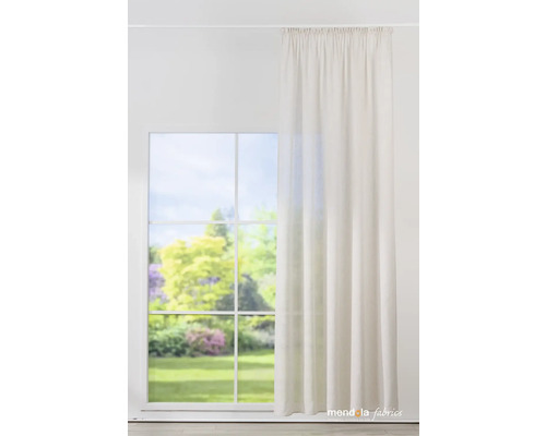 Okno se závěsem, který je částečně zatažený.