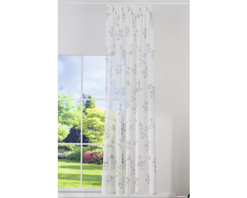 Záclona se vzorem listů před oknem