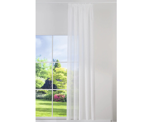 Bílý provázkový závěs před oknem