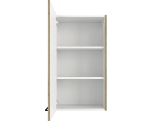 Otevřená závěsná skříňka se třemi policemi