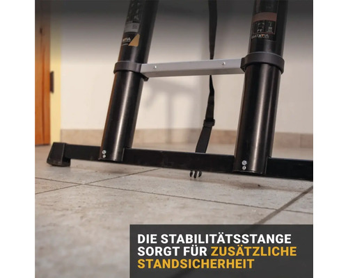 Detail teleskopického žebříku se stabilizační tyčí pro větší bezpečnost