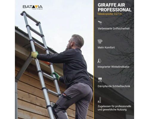 Muž leze po hliníkovém teleskopickém žebříku.