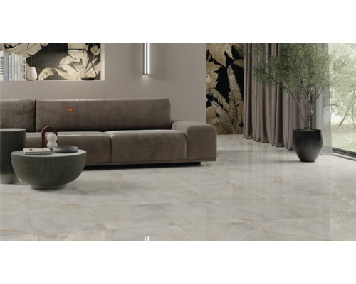 Obývací pokoj s pohovkou, stolem, pokojovou rostlinou a dlaždicemi.