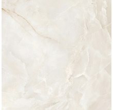 Detail světlé porcelánové dlaždice s mramorovým vzhledem.