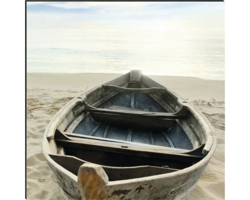 Dřevěná loď na pláži