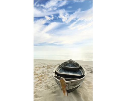 Dřevěná loď na pláži pod zataženou oblohou