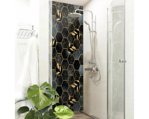 Koupelna se sprchovým koutem a nástěnnými panely se šestiúhelníkovým designem