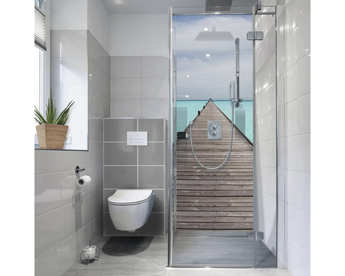 Moderní koupelna s toaletou, sprchou a světlými obklady