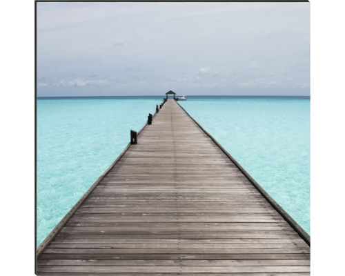 Dlouhé dřevěné molo vedoucí do moře.