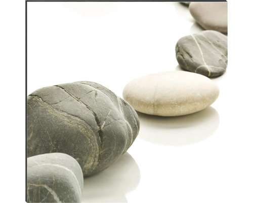 Řada leštěných říčních kamenů