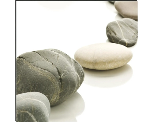 Řada říčních kamenů na světlém pozadí