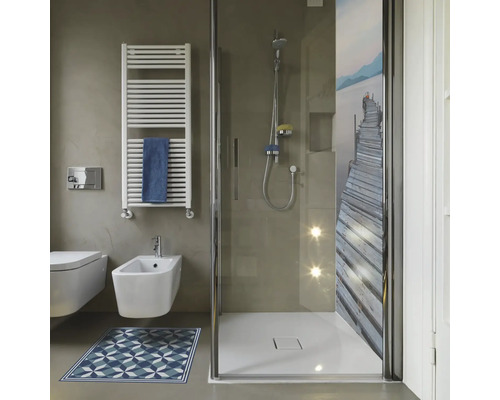 Koupelna se sprchou, topným tělesem na ručníky, toaletou, bidetem a kobercem