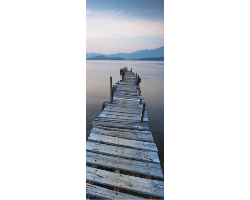 Dřevěné molo u jezera s horami v pozadí