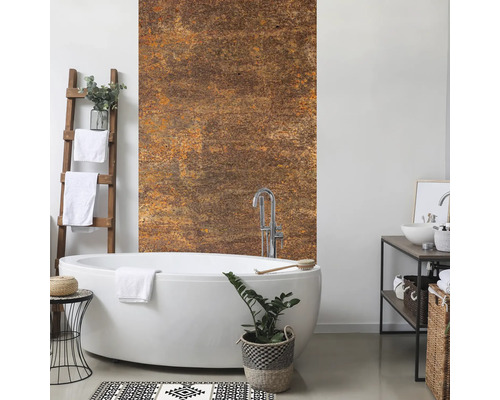 Moderní koupelna s volně stojící vanou a nástěnným panelem s rezavým vzhledem.