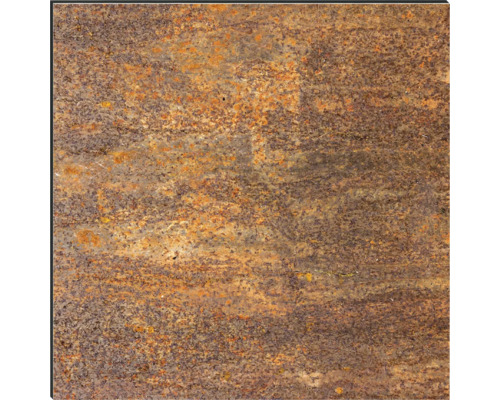 Kovová deska barvy rzi s nepravidelnou strukturou.