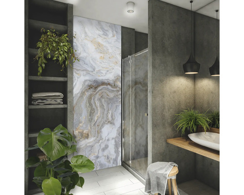 Moderní koupelna se sprchovým koutem, umyvadlem a stěnovými panely s mramorovým vzhledem
