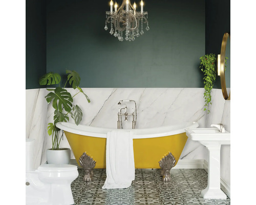 Koupelna s vanou, toaletou, umyvadlem a lustrem