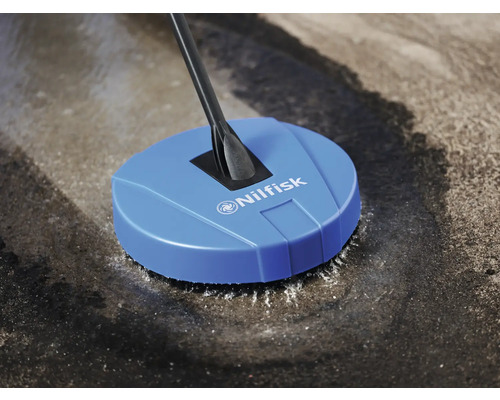 Čistič povrchů Nilfisk v provozu na terase