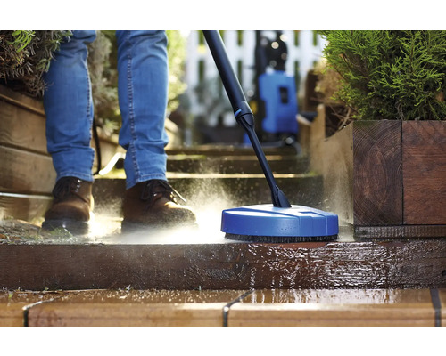 Osoba čistí terasu pomocí čističe povrchů a vysokotlakého čističe