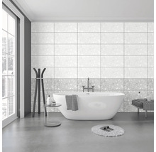 Koupelna s vanou, obkládanou stěnou a dekoracemi