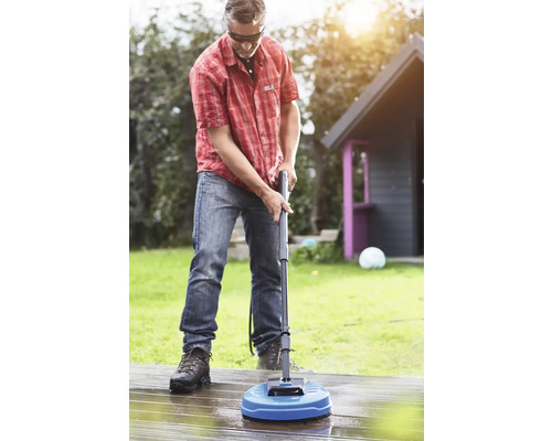 Muž čistí dřevěnou terasu pomocí čističe teras