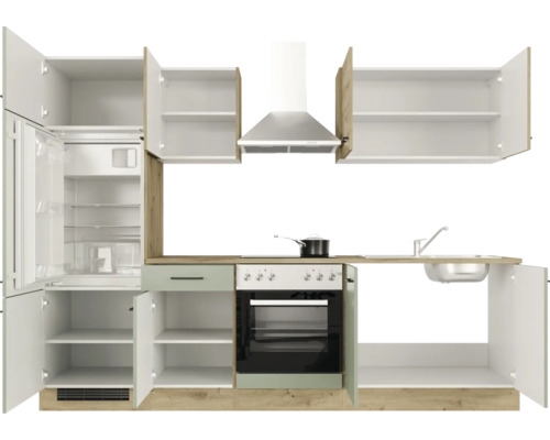 Vestavěná kuchyně s chladničkou, varnou deskou, digestoří a dřezem s otevřenými dvířky skříněk.