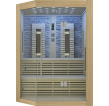 Vnitřní pohled na saunu s dřevěnými lavicemi a infračervenými zářiči před kamennou zdí